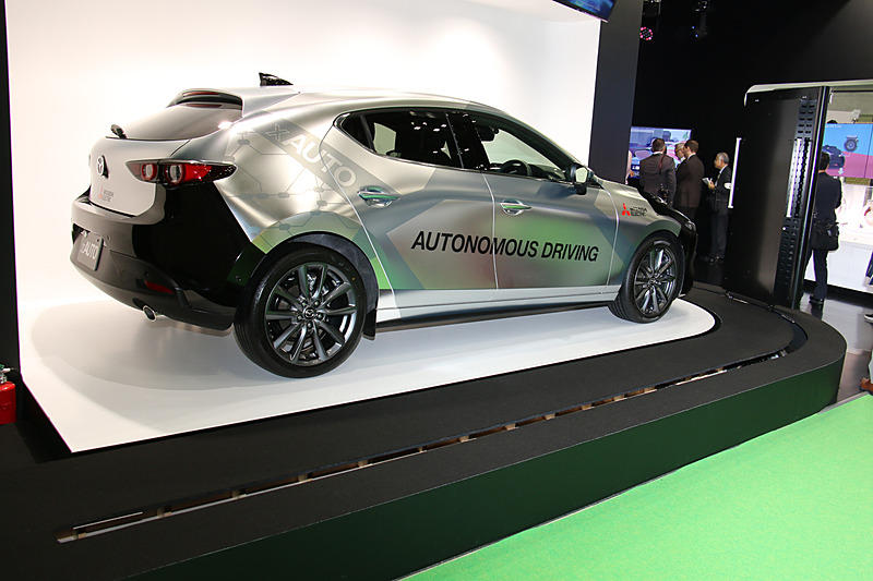 展示しているxAUTOの周囲にレールを設置