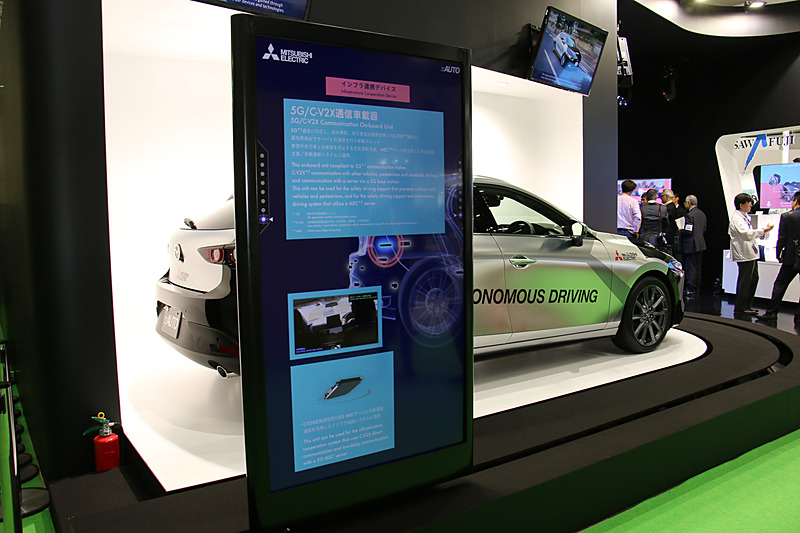 レールに沿ってデジタルサイネージを動かすことが可能