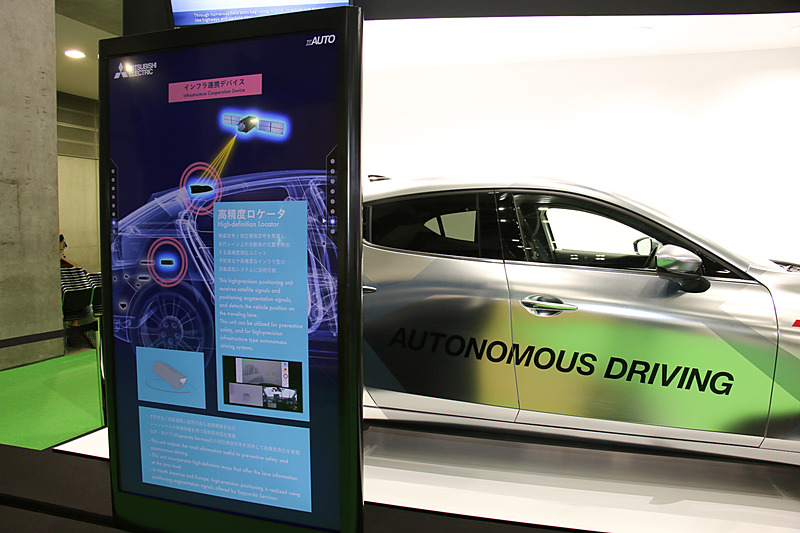 レールに沿ってデジタルサイネージを動かすことが可能