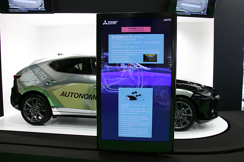 レールに沿ってデジタルサイネージを動かすことが可能