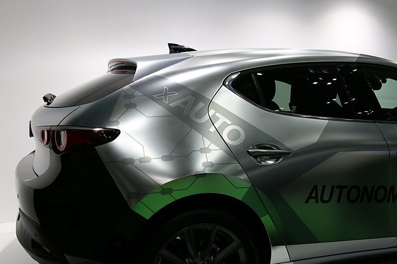 新しいxAUTOの進化ポイントとなっている「ローカルマップ」を利用する自動運転では、ルーフ後方に設置されたCLAS信号の受信アンテナと、車体内部に設置されている高精度測位ユニットが技術面での中核になるという