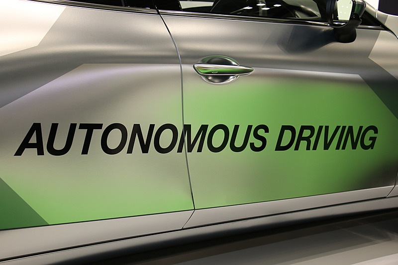 ボディ側面に「xAUTO」「AUTONOMOUS DRIVEING」のロゴが入っている