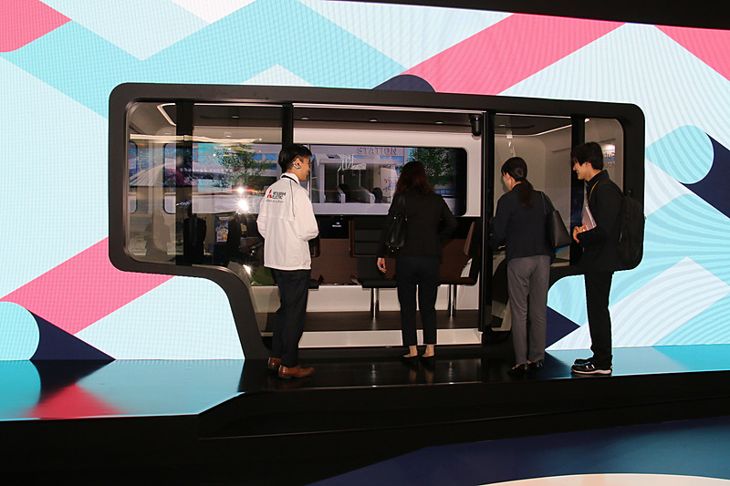 EMIRAI Sの体験は当日申し込みで個別に解説が受けられるほか、定期的にステージイベントを実施して、MaaS時代に向けた三菱電機の取り組み内容が紹介される