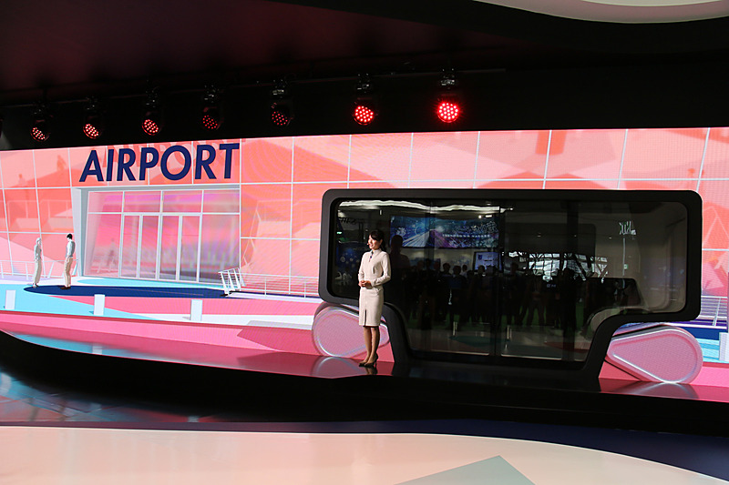 EMIRAI Sの体験は当日申し込みで個別に解説が受けられるほか、定期的にステージイベントを実施して、MaaS時代に向けた三菱電機の取り組み内容が紹介される