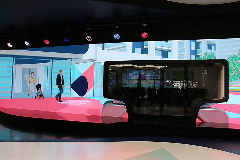 EMIRAI Sの周囲に大画面ディスプレイを設置。映像とEMIRAI Sによって部分自動運転（自動運転レベル5未満）が普及した社会での各種MaaSサービスを紹介していく