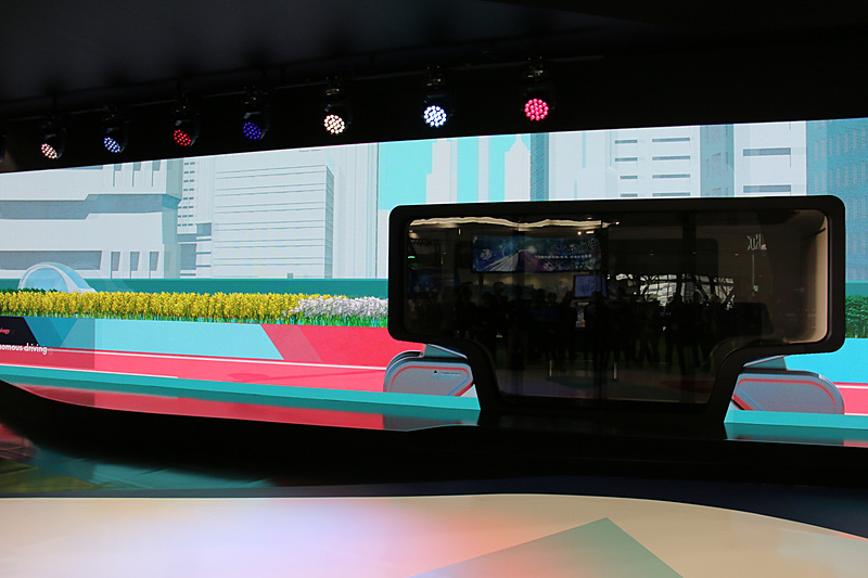 EMIRAI Sの周囲に大画面ディスプレイを設置。映像とEMIRAI Sによって部分自動運転（自動運転レベル5未満）が普及した社会での各種MaaSサービスを紹介していく