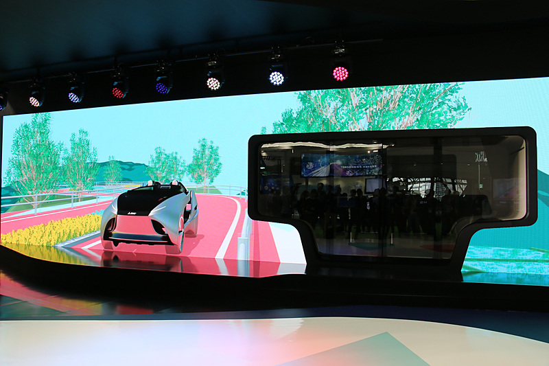 EMIRAI Sの周囲に大画面ディスプレイを設置。映像とEMIRAI Sによって部分自動運転（自動運転レベル5未満）が普及した社会での各種MaaSサービスを紹介していく