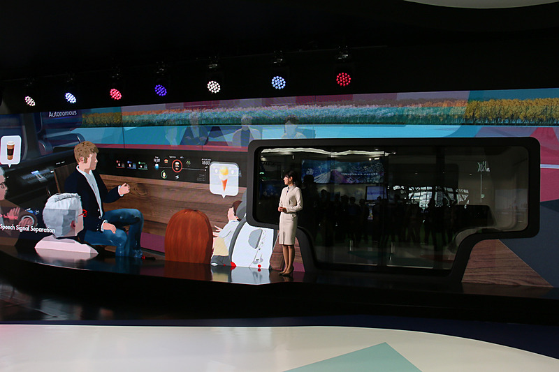 EMIRAI Sの周囲に大画面ディスプレイを設置。映像とEMIRAI Sによって部分自動運転（自動運転レベル5未満）が普及した社会での各種MaaSサービスを紹介していく