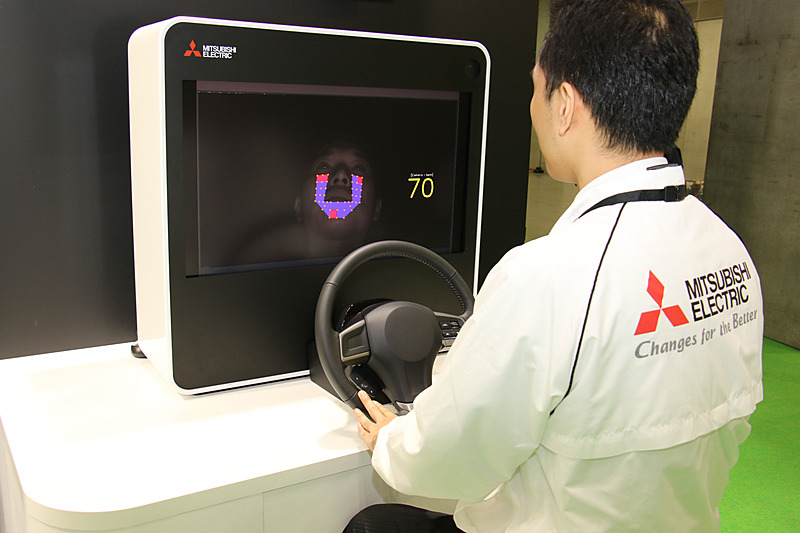 ステアリングコラム上部に設置された近赤外線カメラでドライバーの肌の輝度変化を計測。輝度変化を継続的に実施することで脈拍をセンシングする