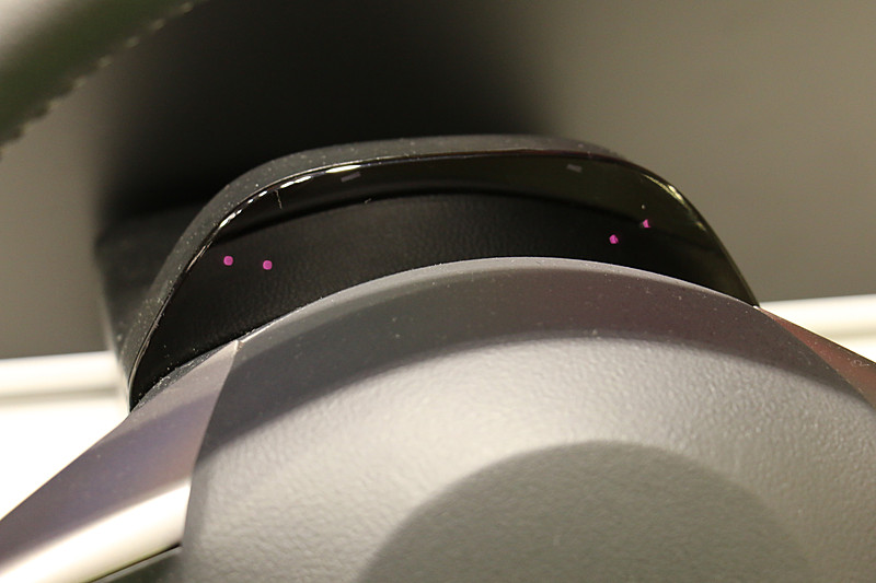 ステアリングコラム上部に設置された近赤外線カメラでドライバーの肌の輝度変化を計測。輝度変化を継続的に実施することで脈拍をセンシングする