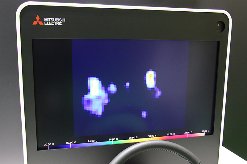 ディスプレイの右上に設置された温度センサーで体表温度を測定。脈拍と体表温度を組み合わせて分析し、ドライバーや乗員の体調などをチェックする