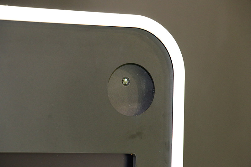 ディスプレイの右上に設置された温度センサーで体表温度を測定。脈拍と体表温度を組み合わせて分析し、ドライバーや乗員の体調などをチェックする