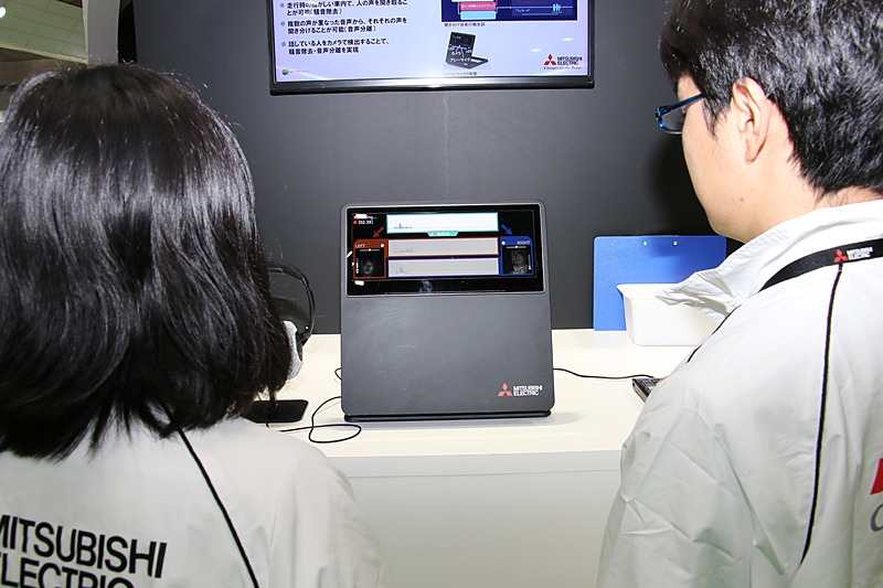 モニター内の表示枠内に顔が映る状態で同時に発話すると、アレーマイクと近赤外線カメラの組み合わせで音声と発話者を紐付け。それぞれの音声を分離して音声認識などに利用できる