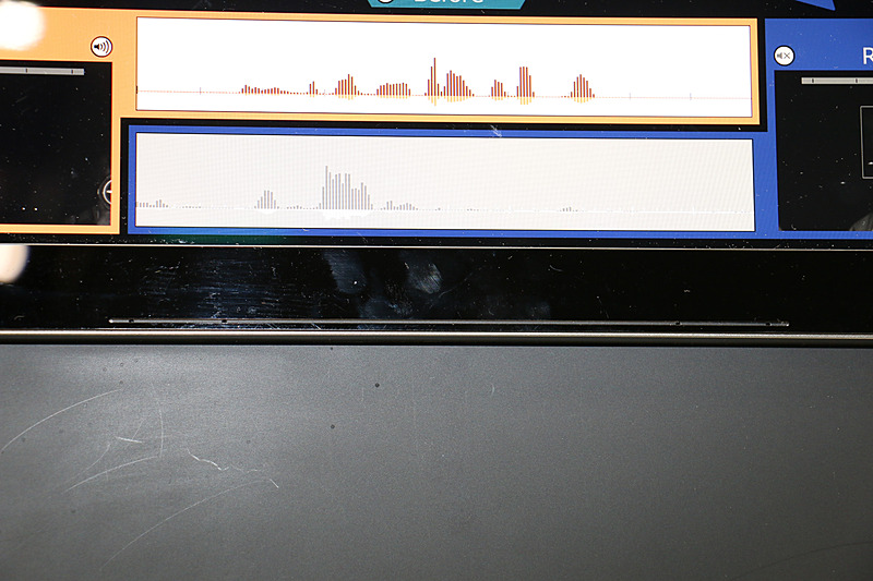 アレーマイクと近赤外線カメラはモニターの下側に潜ませている