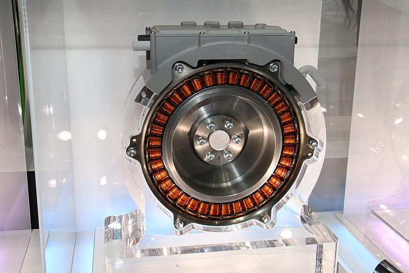 48Vシステム向けのISG。エンジン出力軸直結型で、独自の分割コア巻線技術で高出力化と薄型化を両立する