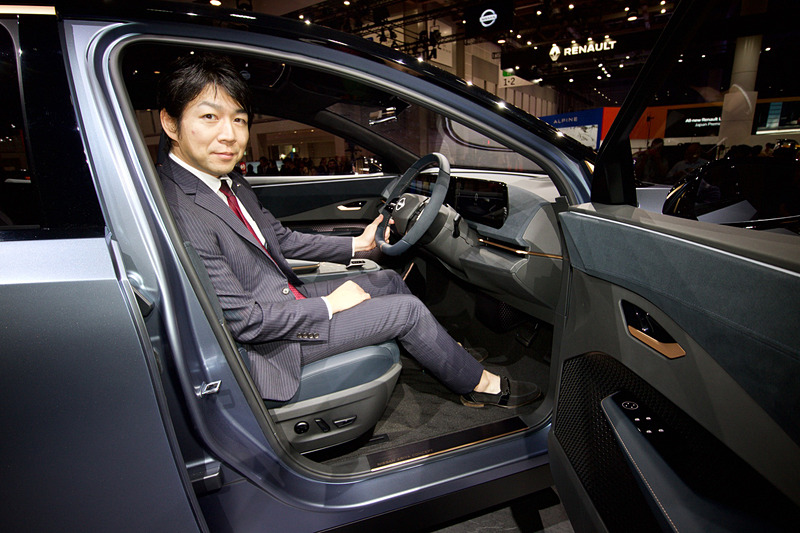 アリア コンセプトのデザインを説明してくれた日産自動車株式会社 グローバルデザイン本部第2プロダクトデザイン本部の田子日出貴デザイン・マネージャー