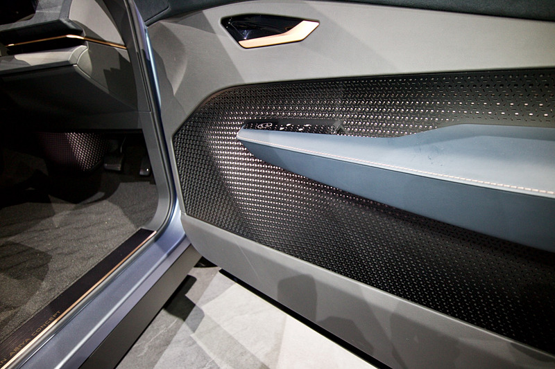 ドアトリムの「行灯」と呼ぶ透かしのような照明