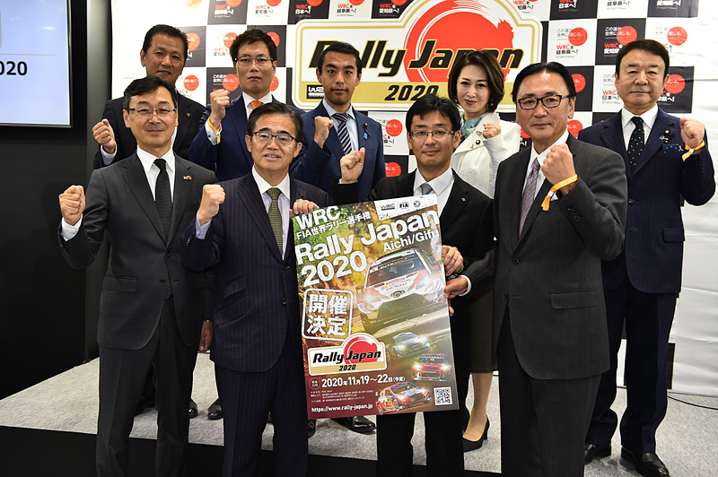 会見に参加した自由民主党モータースポーツ振興議員連盟のメンバーらとともに記念撮影