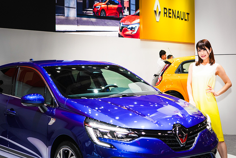 新たに発表された「ルーテシア」を展示するルノーブース