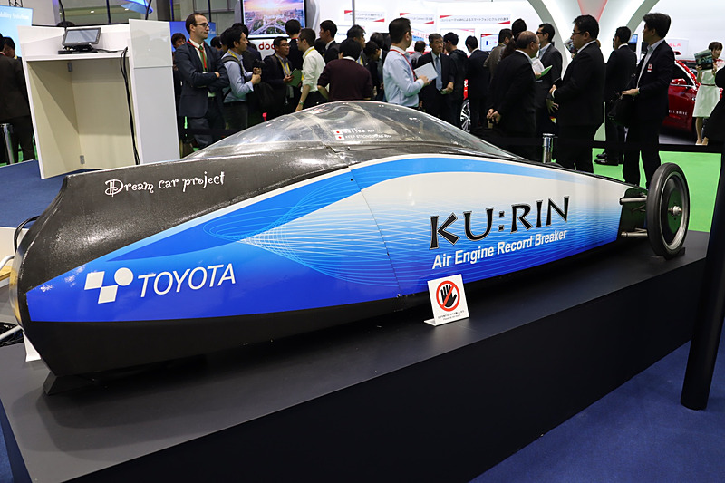 豊田自動織機ブースで展示された空気エンジン車の「KU：RIN」。モーターでも内燃機関でもない空気エンジンという新しい動力を採用している