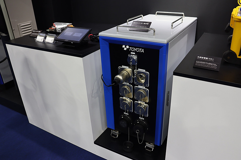 電動車を6台接続して生み出された高出力の電力をエレベーターなどに供給できる「ACインバーター結合機」