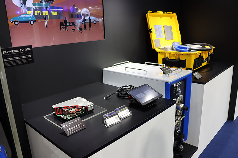 ACインバータ結合機（手前）と外部給電機（V2L）