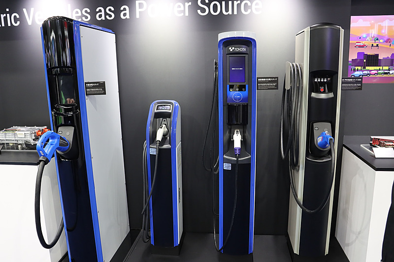 EVやPHV用充放電スタンド（V2H、右端）や、通信機能付き充電スタンド（中央）などを展示
