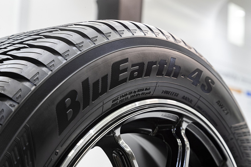 ロゴ部分。スノーフレークマーク付でチェーン規制時でも走行可能