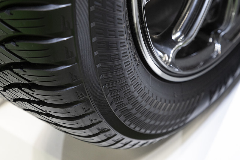 サイド部分にも凝った意匠が施されている