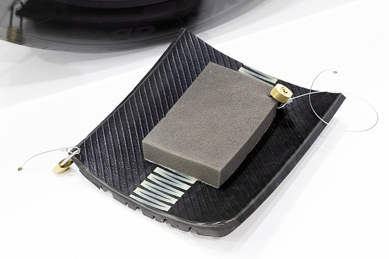 タイヤ内部に面ファスナーを用いてサイレントフォームを装着するコンセプトタイヤ。より静粛性を求めるユーザー向けに販売店で装着するといった利用を想定する