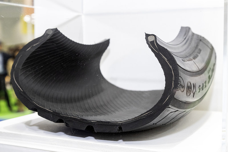 高剛性ビードワイヤーやパワーアーチによりサイド部が強化されている