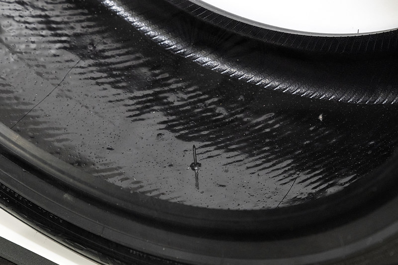 粘着性の高いセルフシーリング材により空気漏れを防ぐコンセプトタイヤ