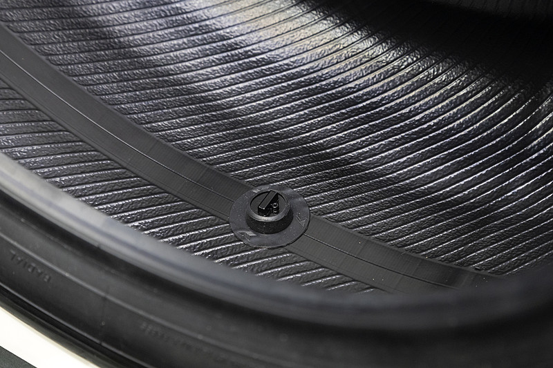 タイヤ内部にセンサーが設置されている