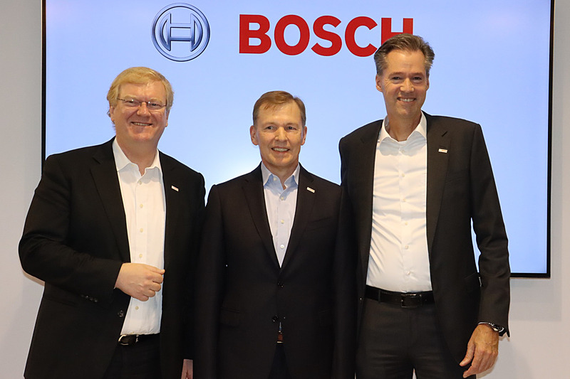 フォトセッションに臨むハルトゥング取締役（左）、クラウス・メーダ社長（中央）、マルクス取締役（右）