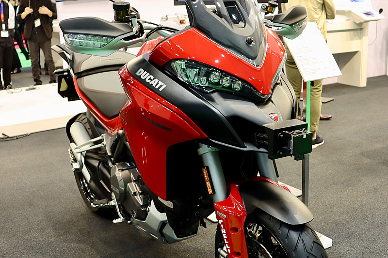 前走車との安全な距離を維持する「ACC（アダプティブクルーズコントロール）」、前走車と衝突するリスクがある状況で警告を発する「衝突予知警報」、安全な車線変更を支援する「死角検知」のシステムを搭載したドゥカティのモデル車両