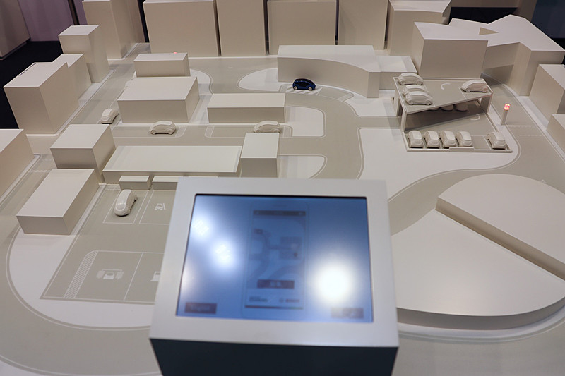 スマートフォンを操作するだけで、ドライバーが乗っていなくても自動駐車が可能な「自動バレーパーキング」のデモ