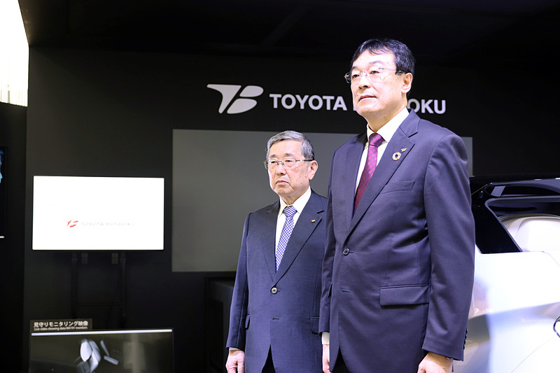 フォトセッションでは沼氏（写真右）のほかに、取締役会長である豊田周平氏も登壇した（写真左）