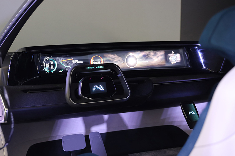 MX191のコクピット。助手席にまで至る広いディスプレイが特徴