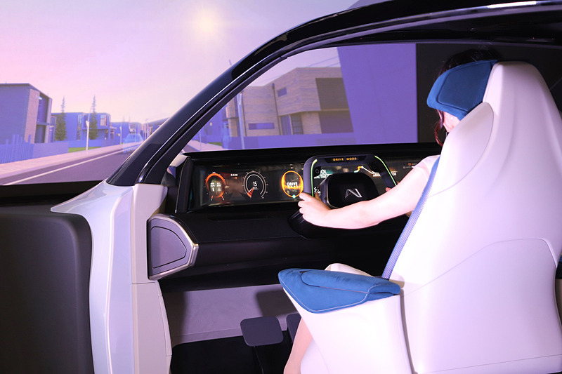 ドライバーが眠くなりそうなときは年代に合わせて懐かしい音楽を流し、集中力を維持させる眠気抑制システムを搭載