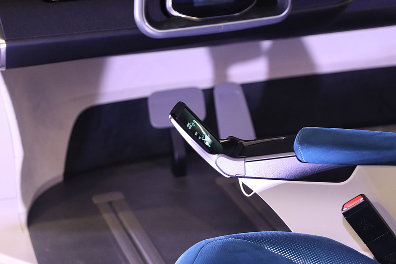 アームレストに備えられたコントロールパネル