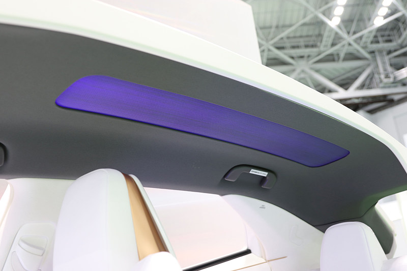 光ファイバを織り込んだ加飾天井。昼間と夜間で異なる室内光で車内を照らす