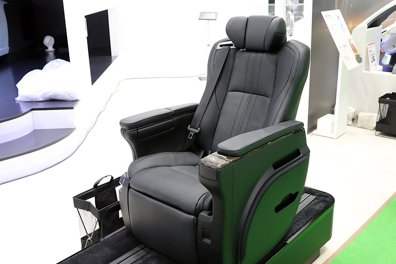 プレミアムナッパ本革を使用し、ベンチレーションや温熱ヒーターも備えたエグゼクティブラウンジシート