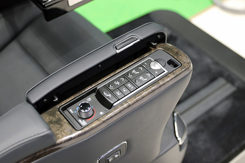 肘掛けを開くと集中コントロールスイッチが現れる