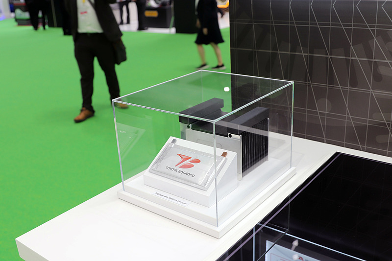 トヨタ紡織のリチウムイオン電池。出力は他社製品に比べて最大で約8倍に達するという