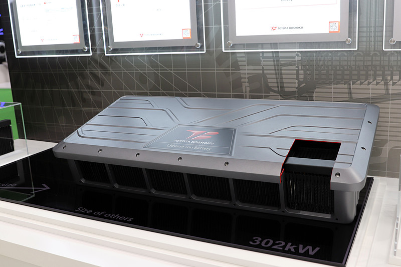 トヨタ紡織の電池が持つ、高出力・低発熱という特性を活かしたという空冷電池パック