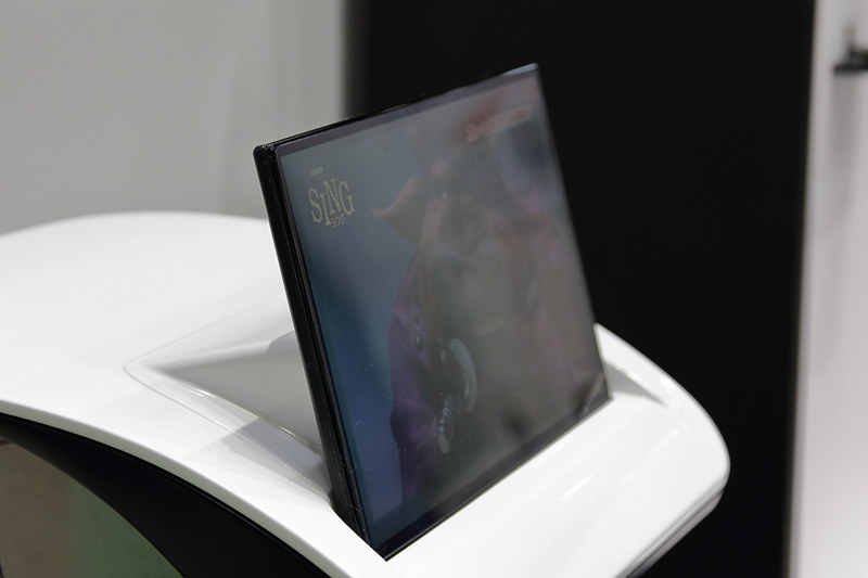 ディスプレイスピーカーを参考出品。スピーカーが足下にあると決して聞きやすいとは言えないが、スピーカーを内蔵するこのディスプレイならその問題も解消。小型の振動デバイスを採用することで薄型化