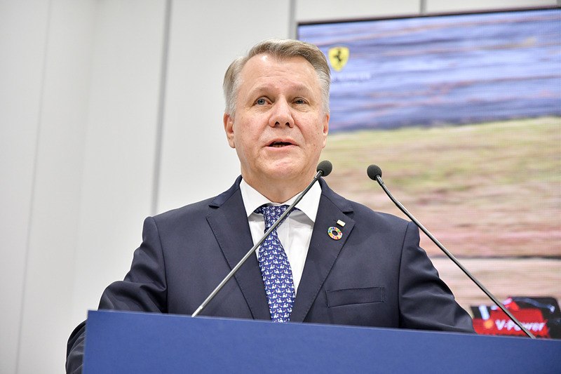 登壇するマレリCEOのベダ・ボルゼニウス氏