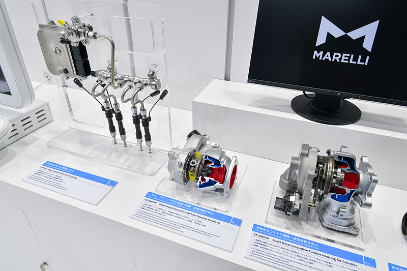 超高燃圧ガソリン噴射システム（奥）、燃費・排気性能を向上させたタービンハウジング（中、手前）