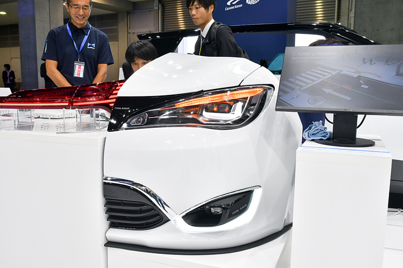 自動運転車用センサー統合ランプユニット「スマート コーナー」。赤外線とレーダーで、短・長距離の環境マップを作成する