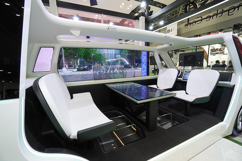 コネクテッドデモカーの「DENSO URBAN MOVES」。車内は向かい合わせで座る